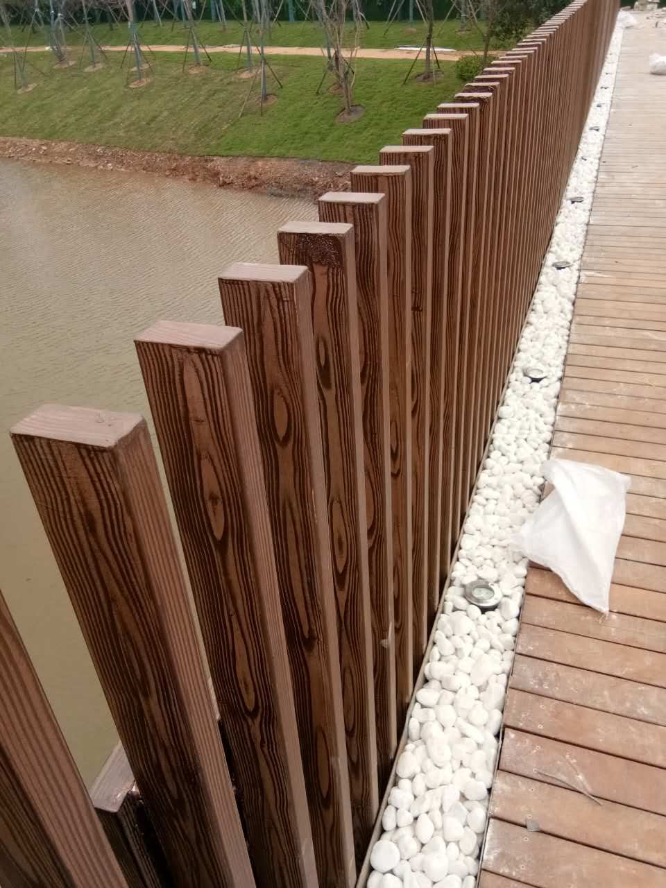 西宁钢管护栏木纹漆施工项目